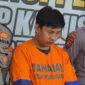 Tersangka PR (21) ketika diamankan di Polresta Sidoarjo.