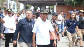 Menko Muhadjir didampingi perwakilan Kementerian Perhubungan bersama PJ. Gubernur Jatim tinjau langsung arus mudik di Pelabuhan Tanjung Jangkar, Kabupaten Situbondo, Jawa Timur pada Sabtu (06/04/2024). 