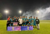 Para pemain dan official Putra Kelapa FC foto bersama usai terima piala Liga Ramadhan 2024.