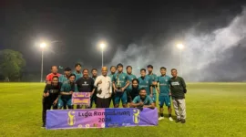 Para pemain dan official Putra Kelapa FC foto bersama usai terima piala Liga Ramadhan 2024.