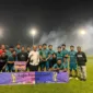 Para pemain dan official Putra Kelapa FC foto bersama usai terima piala Liga Ramadhan 2024.