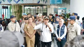 Menko PMK Muhadjir berikan keterangan terkait kapal dari Pelabuhan Merak ke Pelabuhan Bakauheni untuk bawa penumpang saat balik ke pelabuhan Merak.