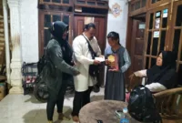 PIJP berikan Al Quran untuk Musholla dan anak yatim ke pendiri PIJP Almarhum Zahri Rahmat, Senin (08/04/24).