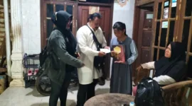 PIJP berikan Al Quran untuk Musholla dan anak yatim ke pendiri PIJP Almarhum Zahri Rahmat, Senin (08/04/24).