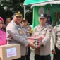 Kapolres Pamekasan AKBP Jazuli didampingi ketua pengurus Bhayangkari Pamekasan serahkan bingkisan kepada petugas Pos pelayanan Operasi Ketupat Semeru 2024.