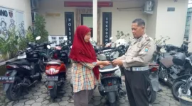 Petugas sedang menerima penitipan barang berharga dari masyarakat.