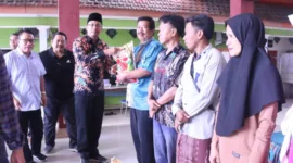 Warga terdampak banjir di Desa Semampir terima bantuan beras dari Bupati Sidoarjo Ahmad Muhdlor Ali.