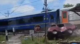 Kereta api cepat Argo Semeru tabrak minibus penumpang di Perlintasan.