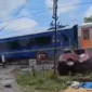 Kereta api cepat Argo Semeru tabrak minibus penumpang di Perlintasan.