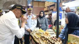 Menko Muhadjir menyempatkan mampir ke stand UMKM khas Brebes di Rest Area KM 260 B Brebes. 