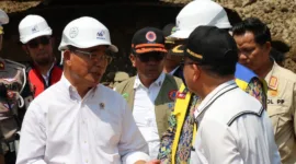 Menko Muhadjir berinteraksi dengan pihak terkait untuk lakukan penanganan longsor di KM 64 Tol Bocimi.
