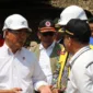 Menko Muhadjir berinteraksi dengan pihak terkait untuk lakukan penanganan longsor di KM 64 Tol Bocimi.