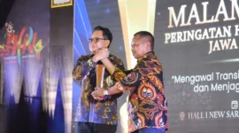 Ketua PWI Jatim Lutfil Hakim serahkan penghargaan PWI Jatim Award 2024 kepada Pj Gubernur Jatim Adhy Karyono.