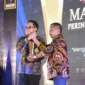 Ketua PWI Jatim Lutfil Hakim serahkan penghargaan PWI Jatim Award 2024 kepada Pj Gubernur Jatim Adhy Karyono.