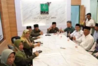 Ketua DPRD Sidoarjo didampingi istri saat mendaftar bakal calon bupati Sidoarjo di kantor DPC PKB Sidoarjo, Senin (29/4).