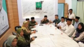 Ketua DPRD Sidoarjo didampingi istri saat mendaftar bakal calon bupati Sidoarjo di kantor DPC PKB Sidoarjo, Senin (29/4).
