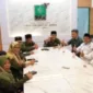 Ketua DPRD Sidoarjo didampingi istri saat mendaftar bakal calon bupati Sidoarjo di kantor DPC PKB Sidoarjo, Senin (29/4).