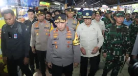 Kapolri, Panglima TNI dan Menteri Perhubungan didampingi Forkopimda Provinsi Jatim dan Kabupaten Sidoarjo tinjau uji kelayakan bus diTerminal Purabaya.