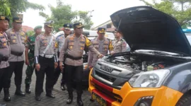 Kapolresta Sidoarjo Kombes. Pol.Christian Tobing bersama anggota saat cek kendaraan.