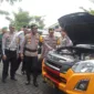 Kapolresta Sidoarjo Kombes. Pol.Christian Tobing bersama anggota saat cek kendaraan.