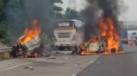 Kecelakaan Lalu Lintas yang Tewaskan 12 Orang Penumpang Grand Max di  Jakarta - Cikampek. (Tiktok.com/@dayurosi90)