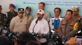 Menko Muhadjir didampingi Kapolri Jenderal Listyo Sigit Prabowo, dan Menteri Perhubungan Budi Karya Sumadi berikan keterangan terkait evaluasi penanganan arus mudik dan arus balik pada H+4 Idul Fitri di Pos Pantau Cikampek KM 70, pada Senin (15/4).