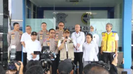 Menko Muhadjir berikan keterangan usai meninjau kesiapan mudik di Command Center PJR Korlantas Polri KM 29, Cikarang, Jawa Barat, Kamis (4/4/2024).