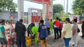 Polresta Sidoarjo bersama UPT Metrologi Legal Kabupaten Sidoarjo dan PT Pertamina Patara Niaga Rayon 3, melakukan pengecekan SPBU 54.651.14 Jalan Raya Lebo, Sidoarjo, pada Jumat (5/4/2024).