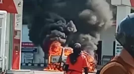Sebuah minibus terbakar di area Stasiun Pengisian Bahan bakar Umum (SPBU) Nomor Kode 54.633.09, Desa Jomblang, Kecamatan Takeran, Magetan, Jawa Timur, Senin (20/5/2024). (Dok. Vin) 