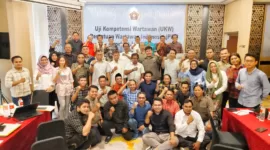 Ketua Umum PWI Pusat Hendry Ch Bangun didampingi Ketua PWI Jatim Lutfil Hakim beserta penguji dan peserta UKW ke-57 Provinsi Jawa Timur di Surabaya, Selasa (28/5/2024).