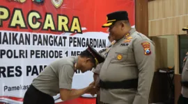 Kapolres Pamekasan AKBP Jazuli Dani Iriawan berikan ucapan selamat kepada personil yang naik pangkat.