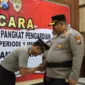 Kapolres Pamekasan AKBP Jazuli Dani Iriawan berikan ucapan selamat kepada personil yang naik pangkat.