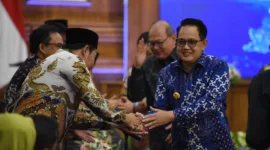 Penjabat Gubernur Jawa Timur, Adhy Karyono ketika menyalami tamu undangan dalam acara High-Level Meeting (HLM) di Gedung Negara grahadi.