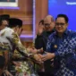 Penjabat Gubernur Jawa Timur, Adhy Karyono ketika menyalami tamu undangan dalam acara High-Level Meeting (HLM) di Gedung Negara grahadi.
