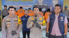 Kapolresta Sidoarjo Kombes. Pol. Christian Tobing didampingi anggota saat berikan keterangan didepan awak media.