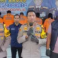 Kapolresta Sidoarjo Kombes. Pol. Christian Tobing didampingi anggota saat berikan keterangan didepan awak media.
