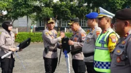 Kapolresta Sidoarjo Kombes. Pol. Christian Tobing secara simbolis serahkan kunci kepada personel Polresta Sidoarjo, Senin (27/5/2024).