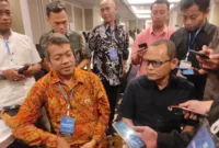 Andy Setiawan didampingi Wahyu Kuncoro ketika berikan keterangan terkait jalankan bisnis roti di Sidoarjo dan Madura.