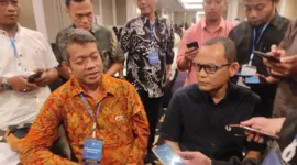 Andy Setiawan didampingi Wahyu Kuncoro ketika berikan keterangan terkait jalankan bisnis roti di Sidoarjo dan Madura.