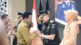 Kepala Kantor Imigrasi Kelas I Khusus TPI Surabaya Ramdhani dapat ucapan selamat dari Wakil Bupati Sidoarjo H. Subandi S.H,M.Kn.