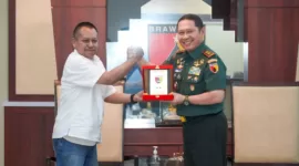 Pangdam V/Brawijaya, Mayjen TNI Rafael Granada Baay terima cinderamata dari Pangdam V/Brawijaya, Mayjen TNI Rafael Granada Baay .