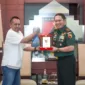 Pangdam V/Brawijaya, Mayjen TNI Rafael Granada Baay terima cinderamata dari Pangdam V/Brawijaya, Mayjen TNI Rafael Granada Baay .