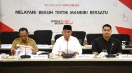 Menko PMK Muhadjir Effendy (tengah) bersama Menpora Dito Ariotedjo, Mendagri Tito Karnavian dalam Rapat Tingkat Menteri Persiapan Penyelenggaraan PON XXI Aceh-Sumut 2024, di Ruang Rapat Kantor Kemenko PMK, pada Selasa (14/5/2024).