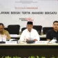 Menko PMK Muhadjir Effendy (tengah) bersama Menpora Dito Ariotedjo, Mendagri Tito Karnavian dalam Rapat Tingkat Menteri Persiapan Penyelenggaraan PON XXI Aceh-Sumut 2024, di Ruang Rapat Kantor Kemenko PMK, pada Selasa (14/5/2024).