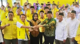 H. Subandi Bersama Mimik Idayana mengunjungi dan melakukan silaturahim dengan pengurus Partai Golkar di Kantor Sekretariat DPD Golkar Kabupaten Sidoarjo, Jalan A. Yani, Kamis (15/5).