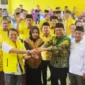 H. Subandi Bersama Mimik Idayana mengunjungi dan melakukan silaturahim dengan pengurus Partai Golkar di Kantor Sekretariat DPD Golkar Kabupaten Sidoarjo, Jalan A. Yani, Kamis (15/5).
