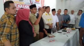 Cak Kia foto bersama usai mengembalikan formulir pendaftaran dirinya sebagai Bacawawali Kota Madiun di DPC Partai Gerindra Kota Madiun, Jl. Kapten Tendean No. 65, Senin (27/5/2024).