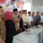 Cak Kia foto bersama usai mengembalikan formulir pendaftaran dirinya sebagai Bacawawali Kota Madiun di DPC Partai Gerindra Kota Madiun, Jl. Kapten Tendean No. 65, Senin (27/5/2024).