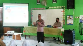 Sat Binmas Polresta Sidoarjo berikan edukasi ke pelajar di SDN Lebo, Sidoarjo, Kamis (2/5/2024).