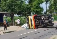 Sebuah truk penuh muatan pupuk pertanian terguling di Jalan Raya Desa Karangrejo, Kecamatan Kawedanan, Magetan, Jawa Timur, Kamis (9/5/2024).
